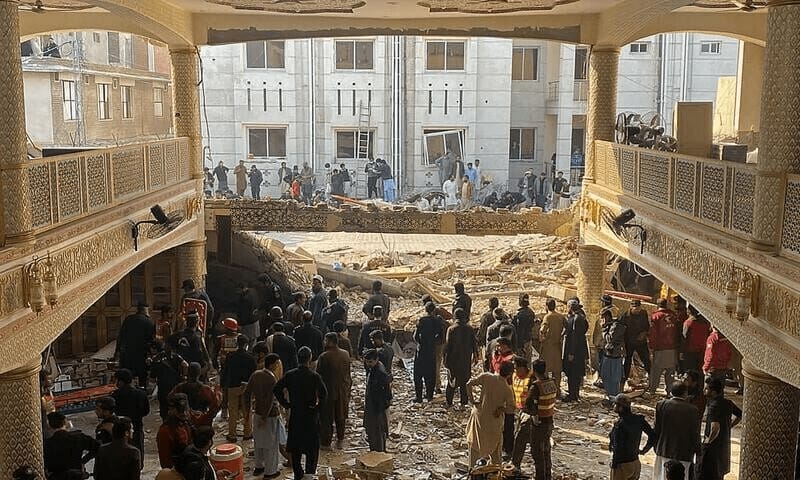 پشاورمسجد دھماکا:مزید لاشیں ملنے کے بعد شہداء کی تعداد 101 ہوگئی. مسجد کی چھت بھی شہید